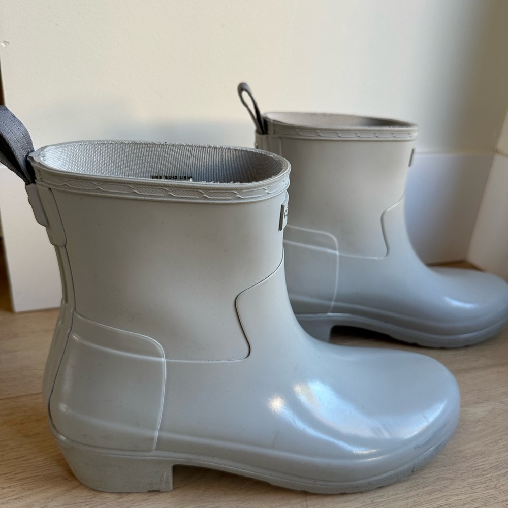 Hunter refined low heel biker gloss rain boot , light grey, size 10